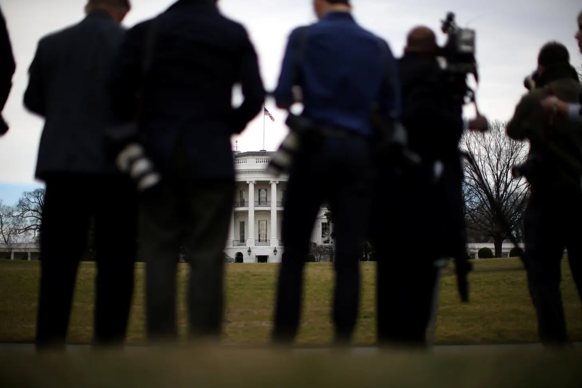 Trump mag gehen, die Medien brauchen ihn weiterhin – als Finsterling, der im Hintergrund die Fäden zieht | NZZ